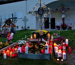 Friedhof im Kerzenlicht